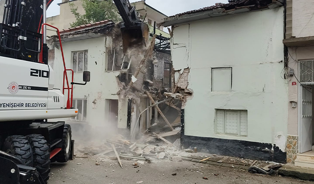Yenişehir’de metruk binalar tek tek yıkılıyor