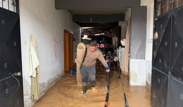İznik'te Kara Dere taştı, evleri ve tarlaları su bastı