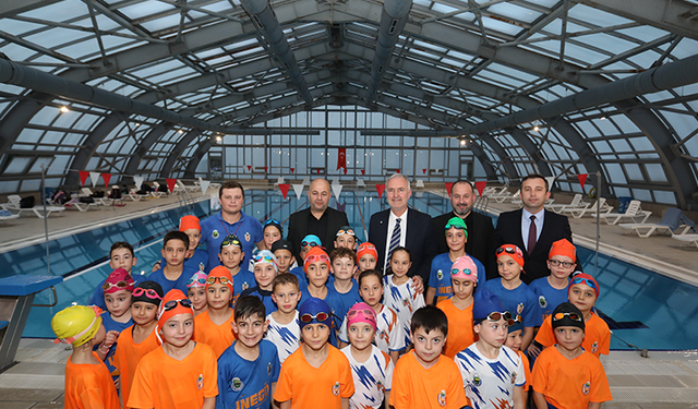 Başkan Taban İnegöl Belediyespor’un yüzme sporcularıyla buluştu