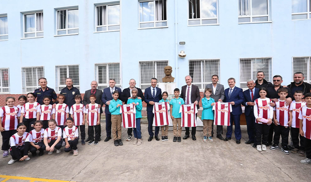 Yeniceköy’de 750 öğrenci İnegölspor formasına kavuştu