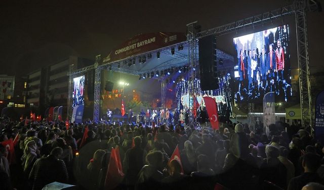 Yağmura rağmen Bursa’da Cumhuriyet coşkusu dinmedi