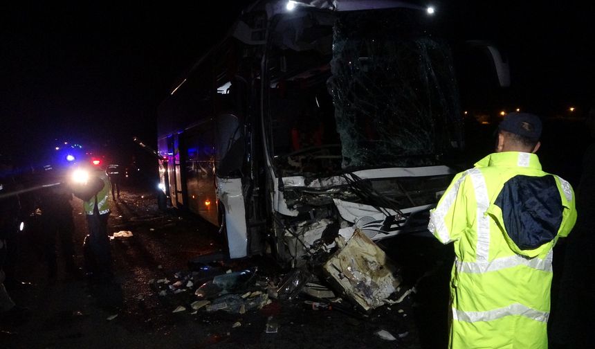 Uşak'ta yolcu otobüsü kaza yaptı! 1 ölü 43 yaralı