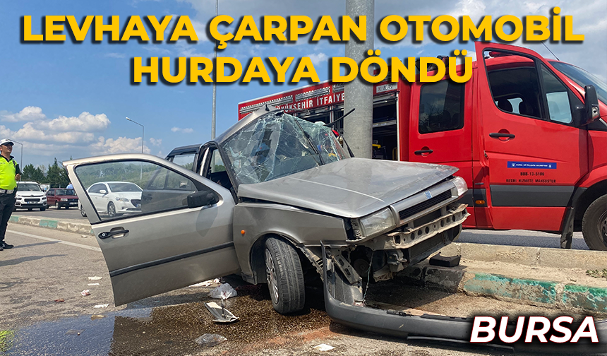 Bursa'da levhaya çarpan otomobil hurdaya döndü
