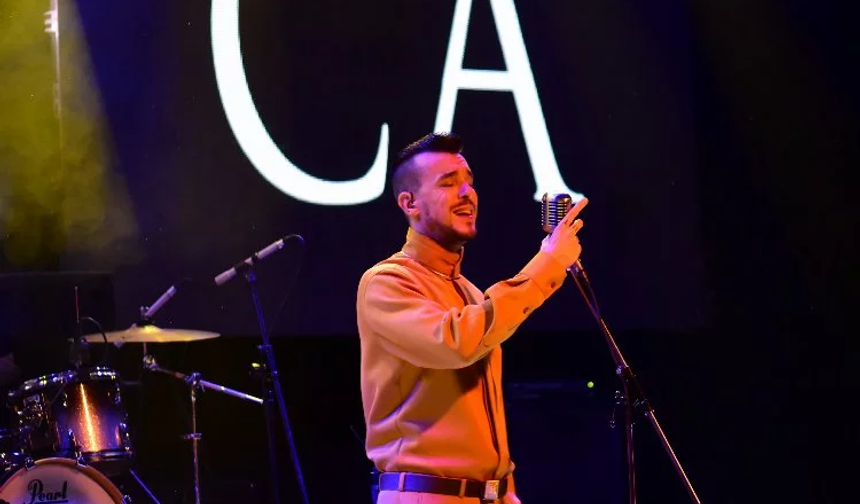 Cem Adrian konserde hayranlarının hareketlerinden rahatsız oldu