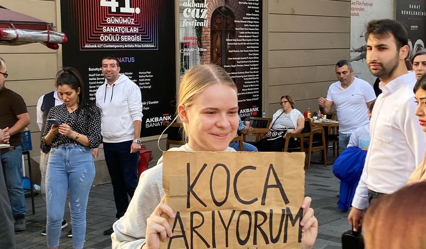 İstiklal Caddesi’nde Belaruslu genç kadın “Koca arıyorum” dövizi ile dolaştı