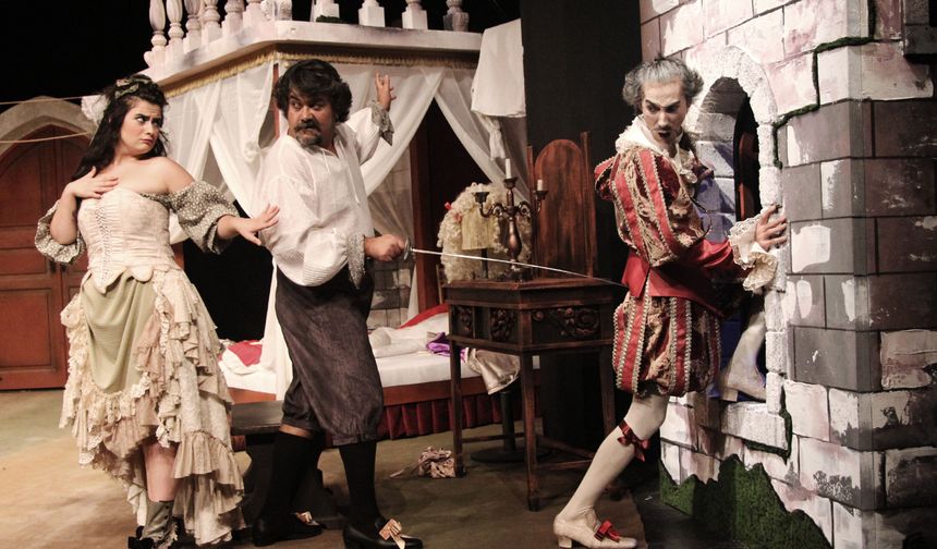 'Tarla Kuşuydu Juliet' 100. temsiliyle sahneye çıkmanın gururunu yaşıyor
