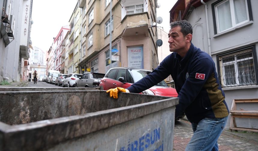 Giresun Belediye Başkanı Fuat Köse 1 Mayıs’ta çöp kamyonunun arkasında mesai yaptı
