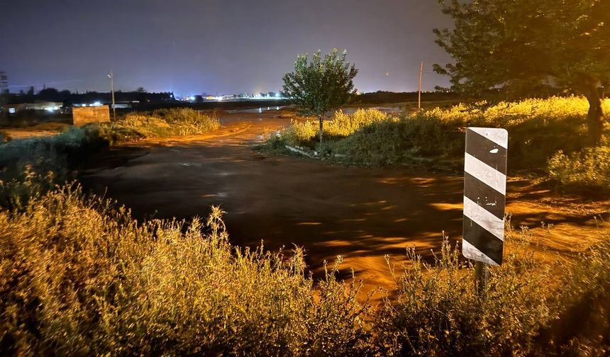 Şanlıurfa Suruç ilçesinde yağışsız havada gelen sel suları mahallede paniğe neden oldu