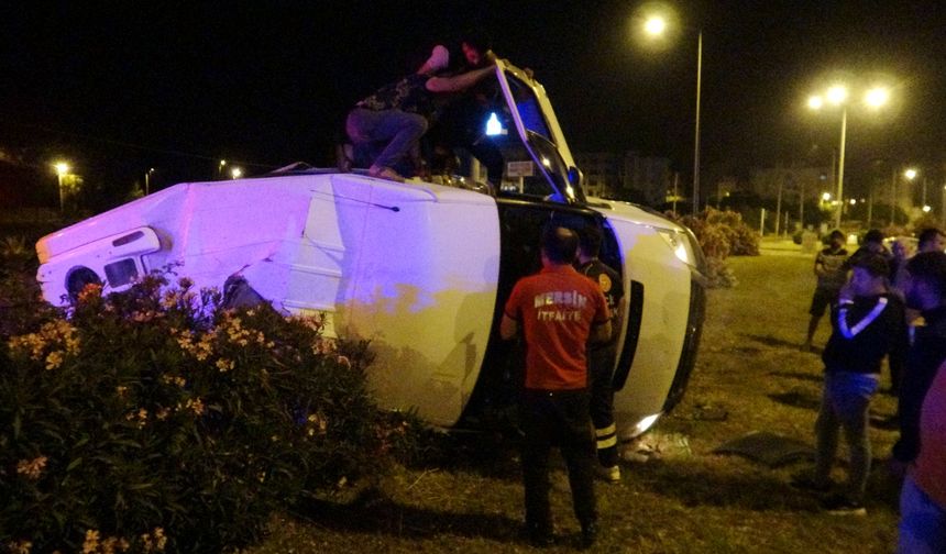 Mersin Erdemli ilçesinde polis minibüsü kaza yaptı: 1 polis memuru yaralı