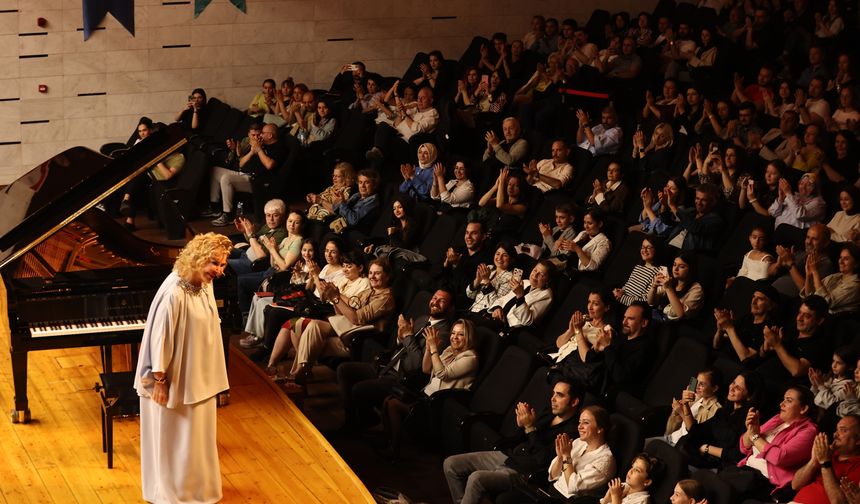 Nilüfer Senfoni Orkestrası ilk konserinde Gülsin Onay'ı ağırladı