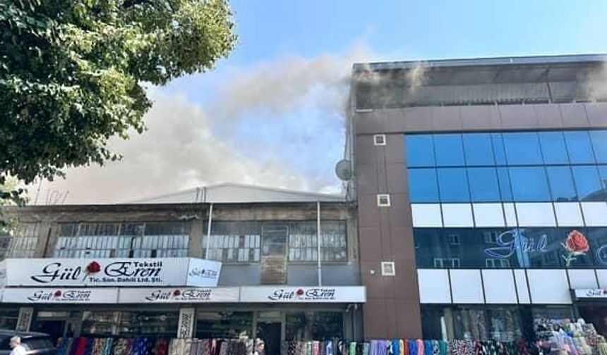 Bursa'da tekstil atölyesinin çatı katında yangın
