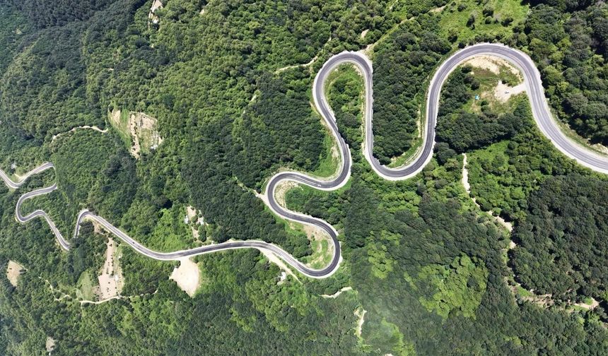 Domaniç Dağları'na uzanan 'kıvrımlı yollar'ın eşsiz manzarası dronla görüntülendi