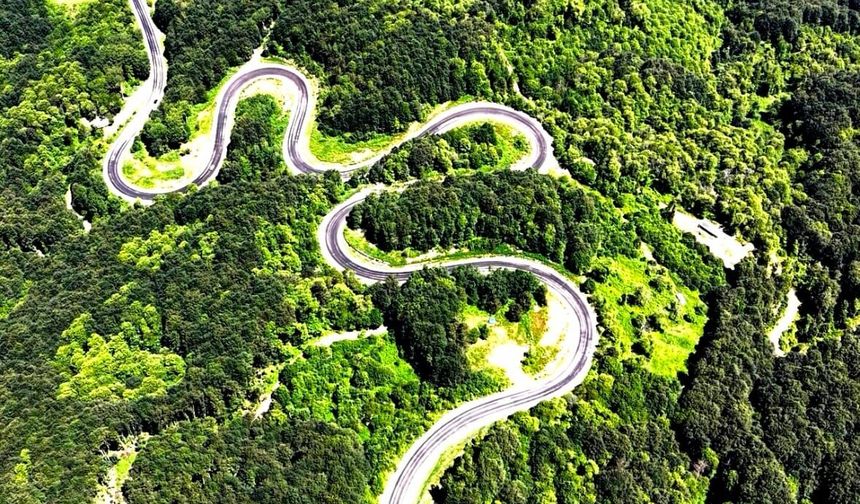 Domaniç Dağları'na uzanan 'kıvrımlı yollar'ın eşsiz manzarası dronla görüntülendi