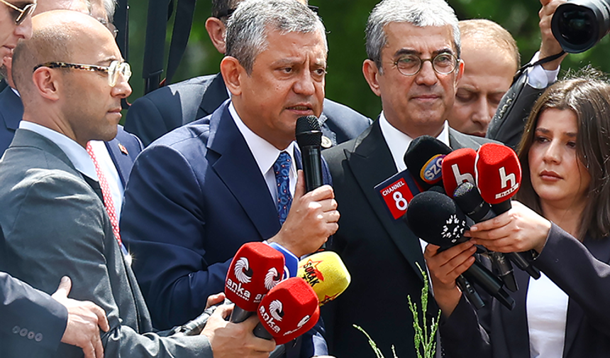 Özgür Özel, Meclis kapısında toplanan kalabalığa hitap etti