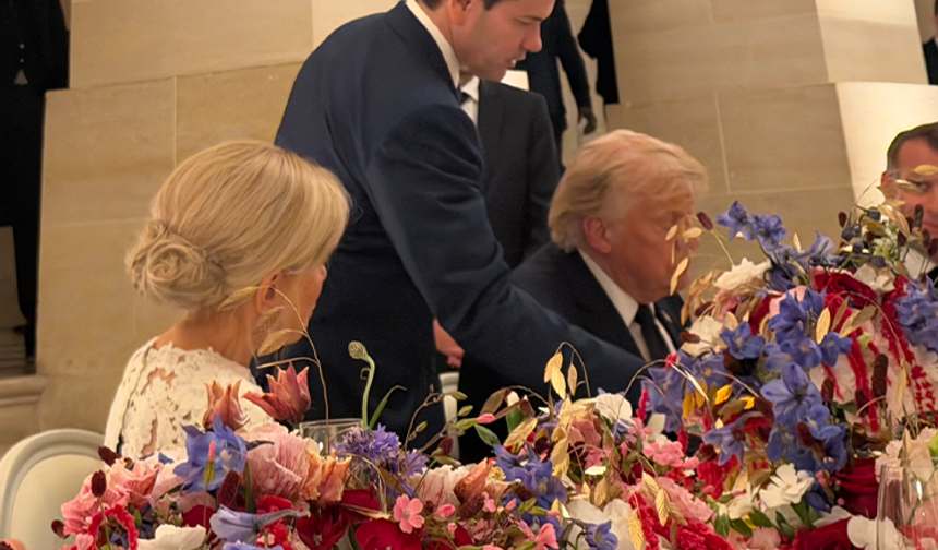 Beyaz Saray, Trump'ın İran anlaşmasını imzaladığı görüntüleri paylaştı! Macron da yanındaydı