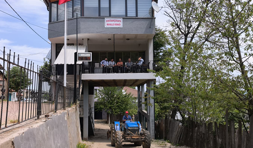 Altından yol geçen mahalle konağı farklı mimari yapısıyla ilgi görüyor