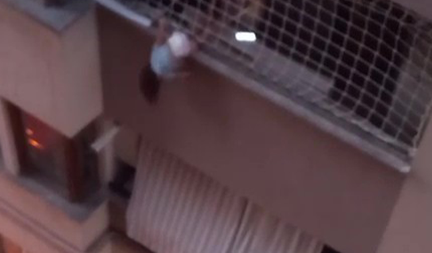 Balkon filesinde asılı kalan çocuğunu düşmesin diye dakikalarca tuttu