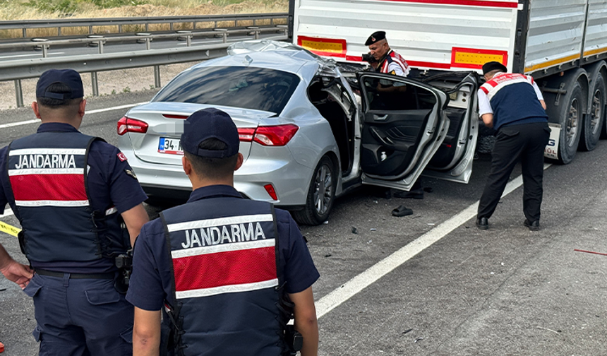Otomobil tırın altına girdi! 1 ölü, 8 yaralı
