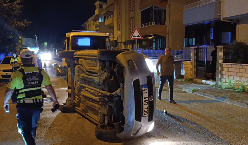 Bursa’da park halindeki araca çarpıp devrildi! Sürücü kaçtı