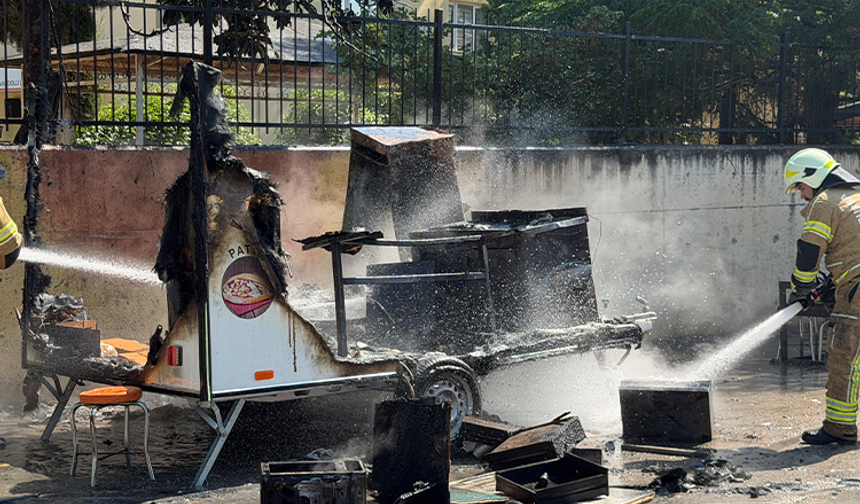 Bursa'da köfte ekmek satılan karavan alev alev yandı