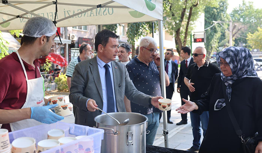 Başkan Erkan Aydın vatandaşlara aşure ikram etti