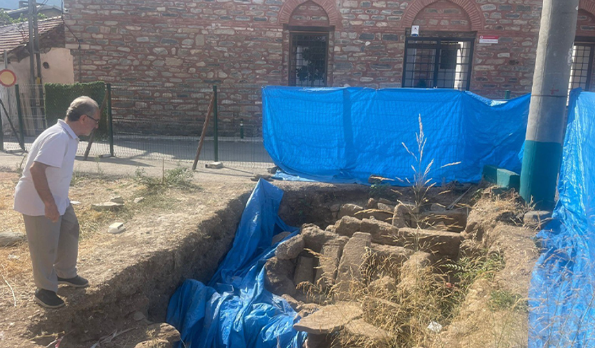 Tarihi mezarın üzeri çakıl taşlarıyla kapatılıp otopark görünümü verildi