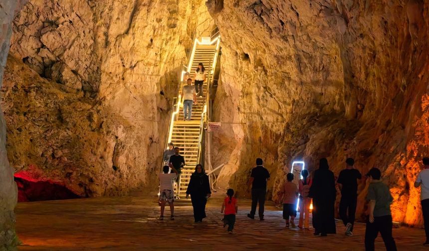 Oylat Mağarası, dört mevsim sabit sıcaklığıyla ilgi görüyor