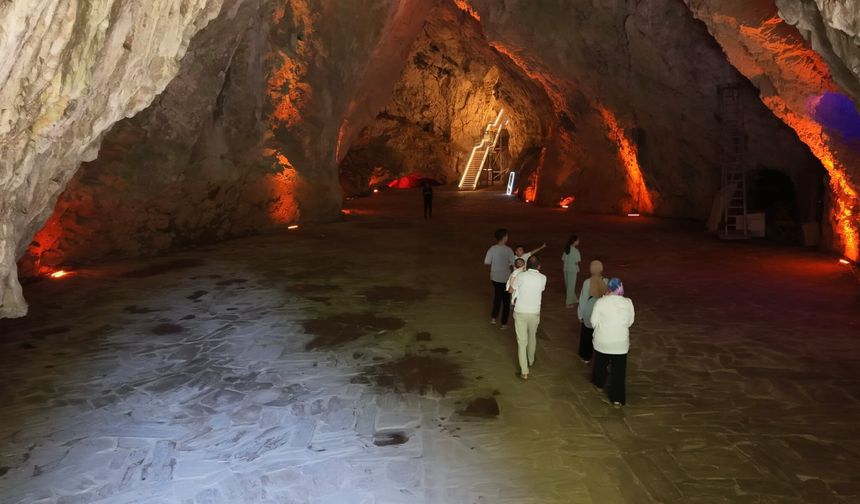 Oylat Mağarası, dört mevsim sabit sıcaklığıyla ilgi görüyor