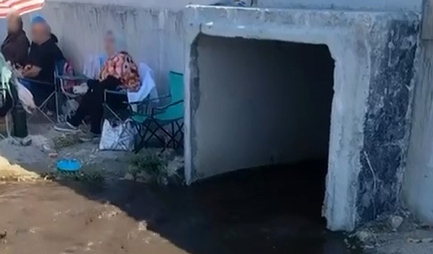 Bursa'da skandal! Kanalizasyon suyu sahilde vatandaşların üzerine aktı