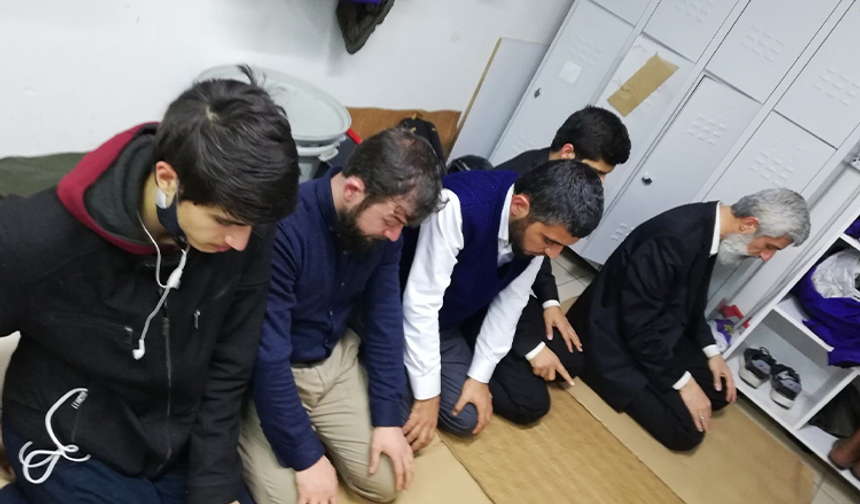 'Kuytulcular'ın namaz fotoğrafı ‘selfie' tartışmalarıyla yeniden gündeme geldi