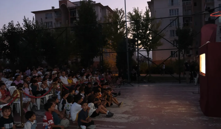 “Karagöz’ün Salıncağı” ilk gösteriminde çocuklar ve aileler buluştu