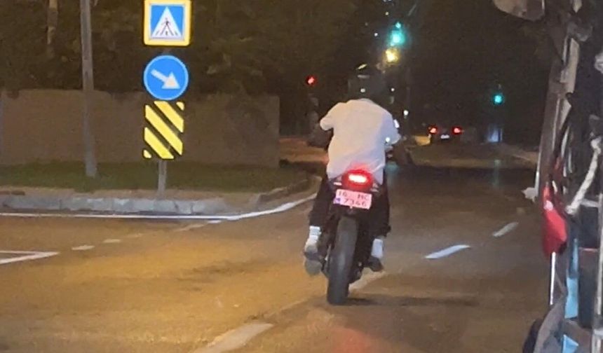 Drift atarak trafiği tehlikeye sokan motosikletli kamerada