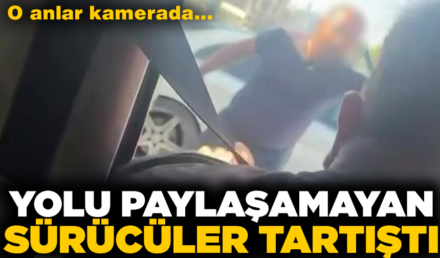 Minibüs şoförü ile otomobil sürücüsü arasındaki gerginlik kamerada