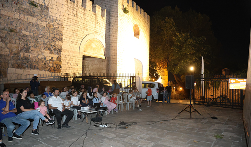 Osmangazi’de sinema keyfi tarihi surların gölgesinde yaşandı