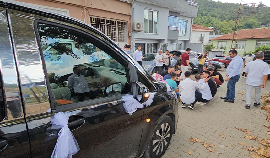 Bursa'da asırlık düğün geleneği: 200 metreyi 4 saatte geçtiler