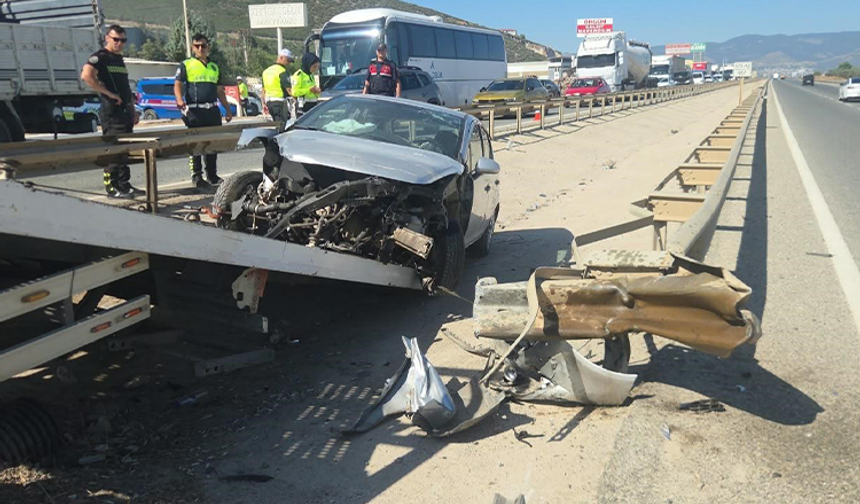 Bursa'da otomobil bariyerlere ok gibi saplandı: O anlar kamerada