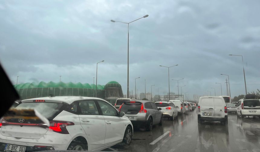 Bursa’da yağmur trafiği kilitledi! Yıldırım’dan Nilüfer’e araç kuyruğu