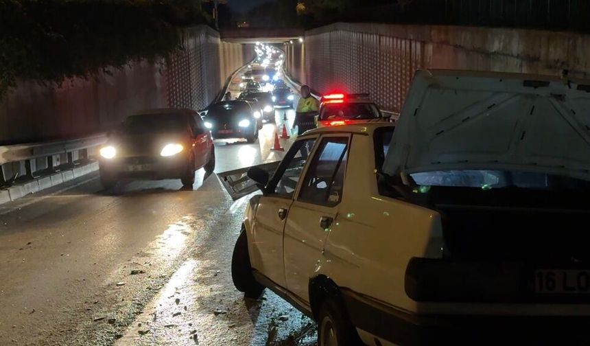 Bursa'da bariyerlere çarpan araçta 2 kişi yaralandı