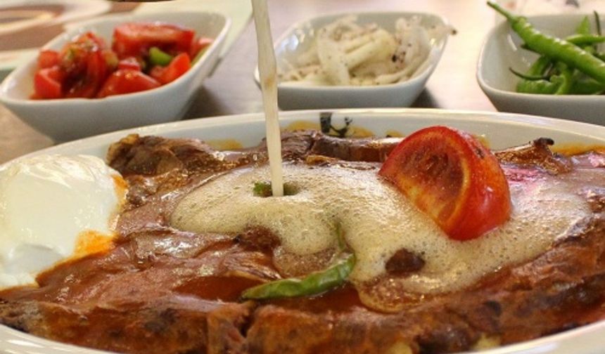 Bursa'nın yöresel lezzeti meşhur İskender kebabı