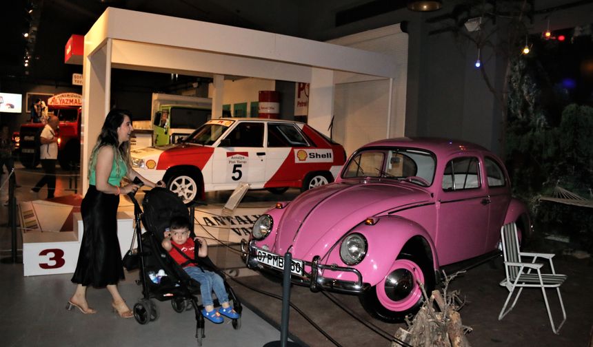 En eskisi 65 yıllık!  Araç müzesi hem tarihi hem anıları canlandırıyor