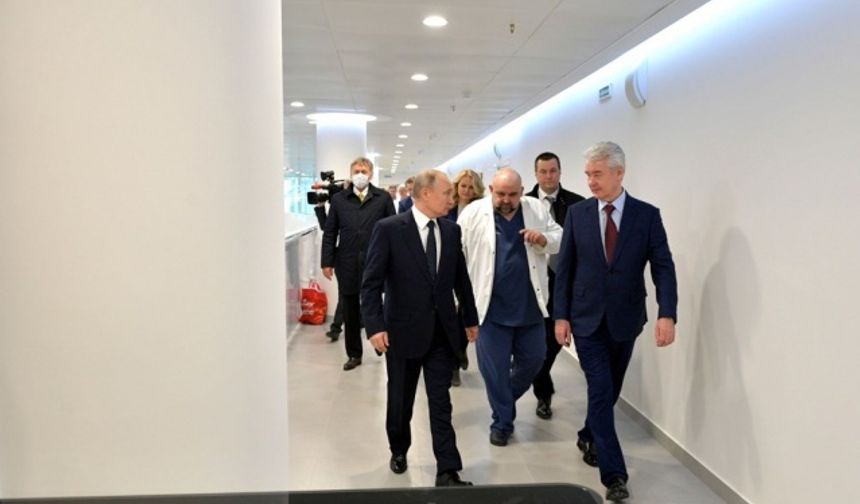Putin, Corona virüs hastalarının bulunduğu hastaneyi ziyaret etti