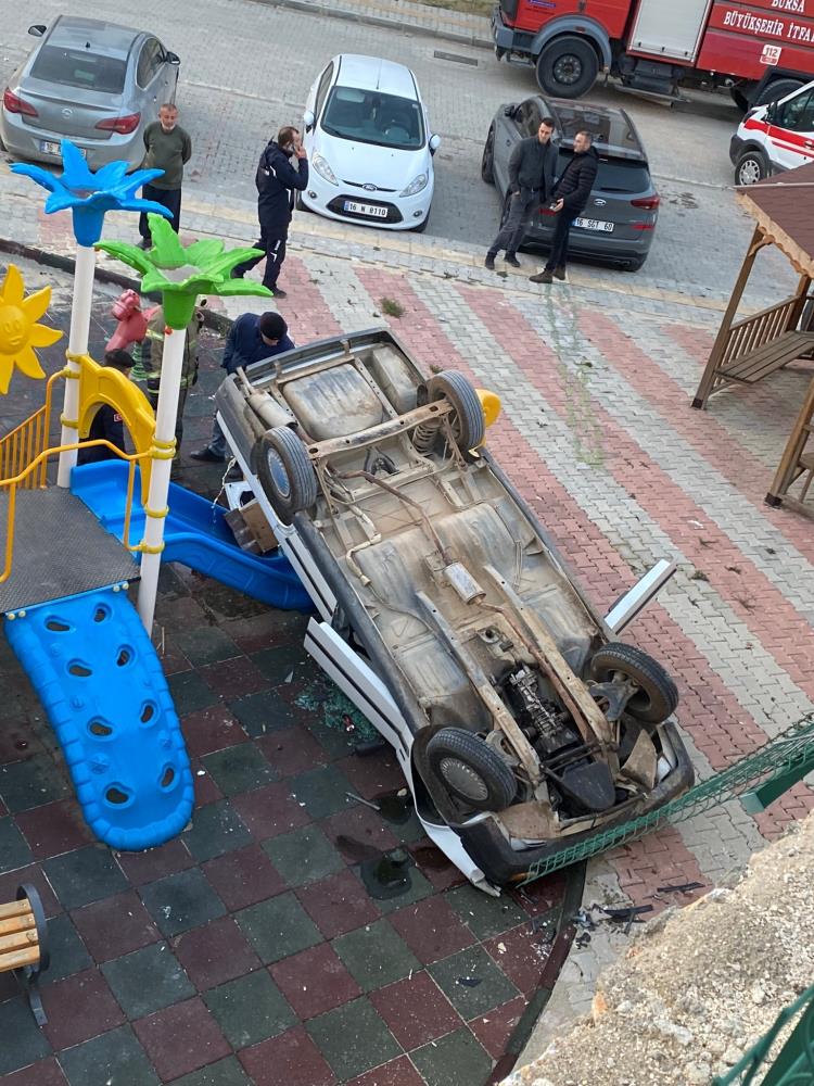 Bursa'nın Orhaneli ilçesinde otomobil çocuk parkına uçtu - Bursa haberleri,  Bursaspor haberleri, Güncel haberler, Son dakika - Sosyaltv