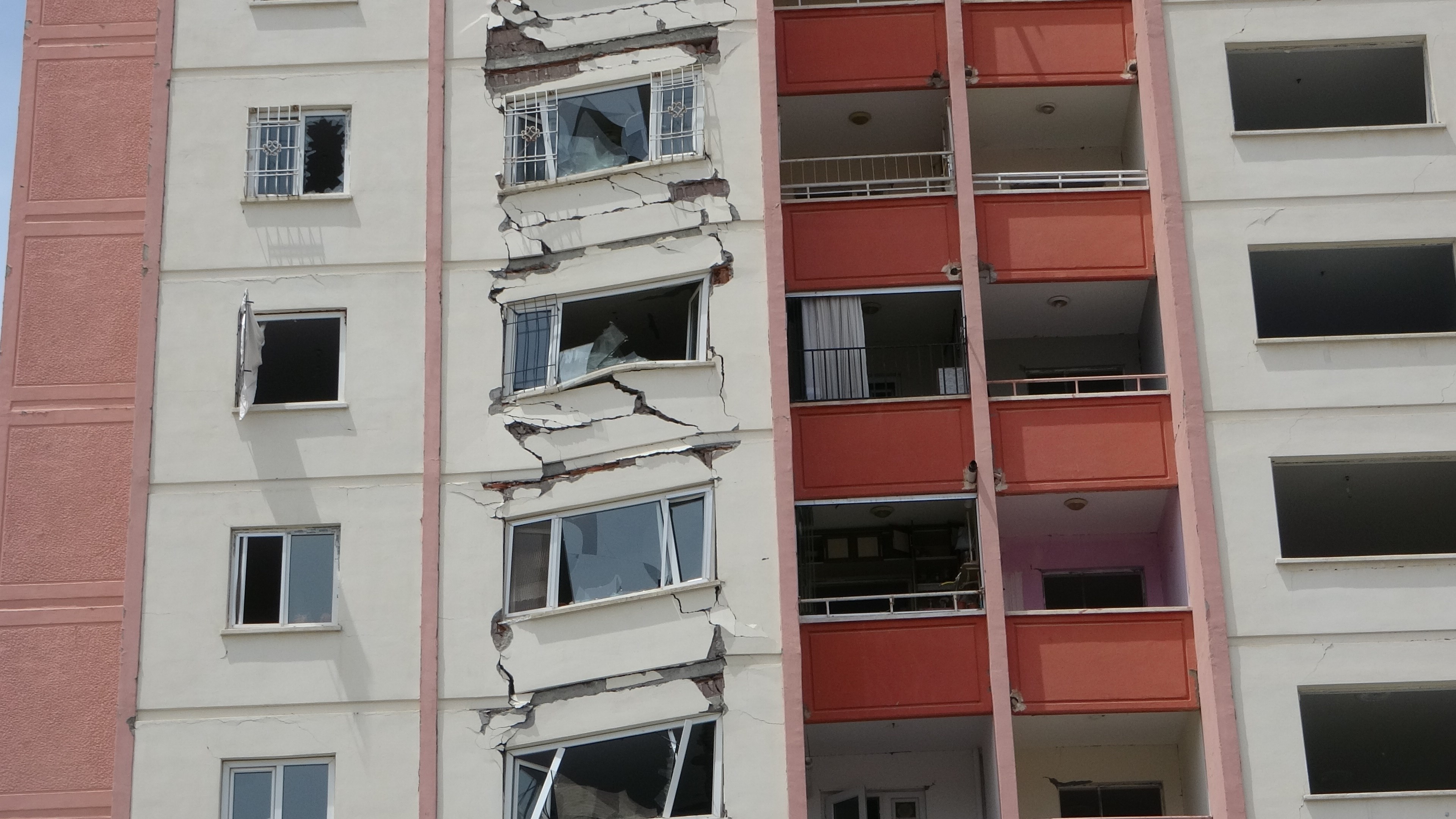 Malatya'da depremde bir bölümü çöken binayı gören bir daha bakıyor - Bursa  haberleri, Bursaspor haberleri, Güncel haberler, Son dakika - Sosyaltv