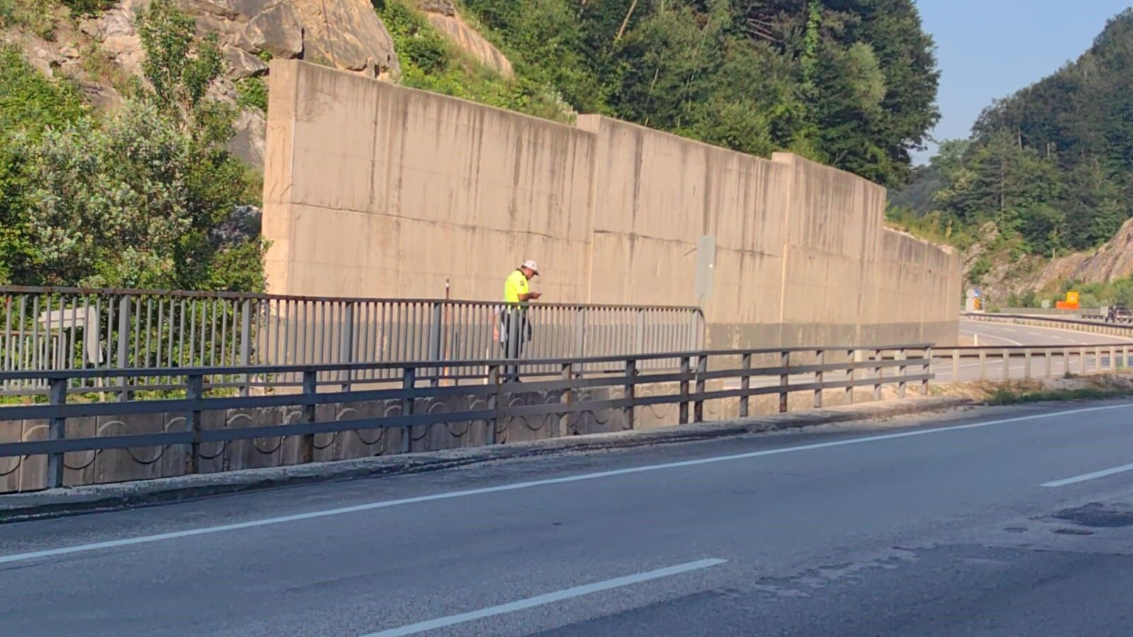 AW933601_03