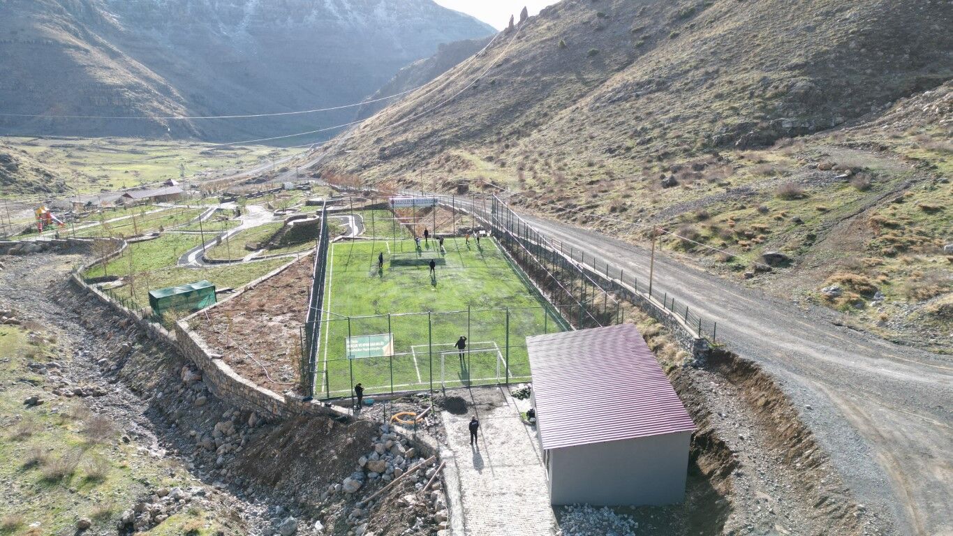 Bir zamanlar teröristlerin kamp alanıydı... Şimdi vatandaşlar için halı saha oldu
