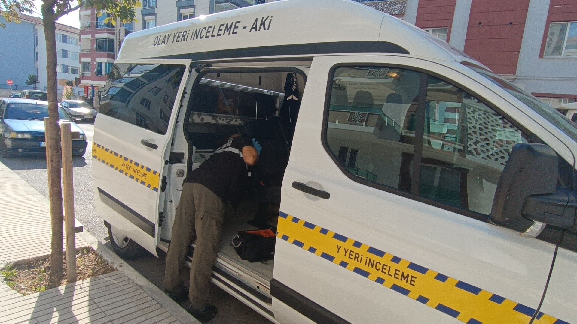 AW231703_02