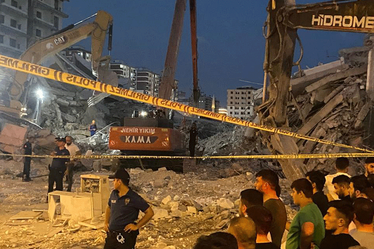 Göçük altında kalan iş makinası operatörünün cansız bedenine ulaşıldı