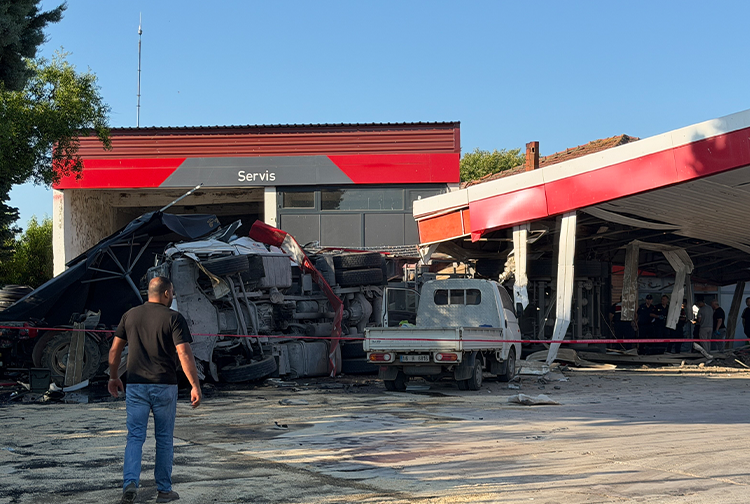 Bursa'da kömür yüklü tır akaryakıt istasyonuna daldı! 1 ölü