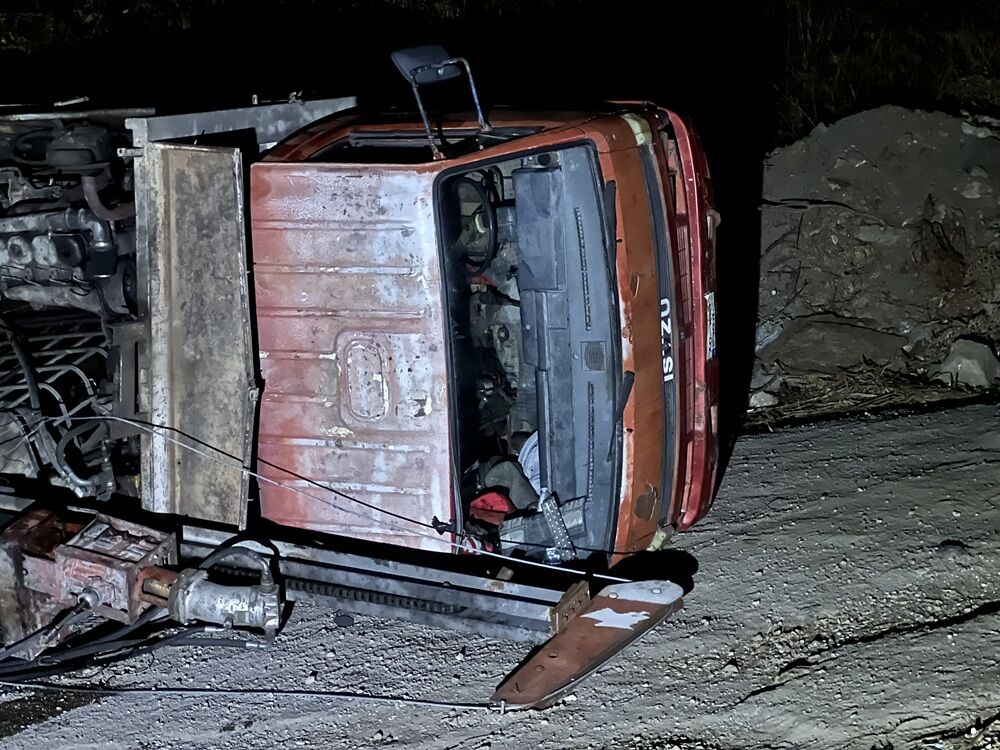 Bursa’da devrilen iş makinesinde sıkışan sürücü camdan çıkarıldı