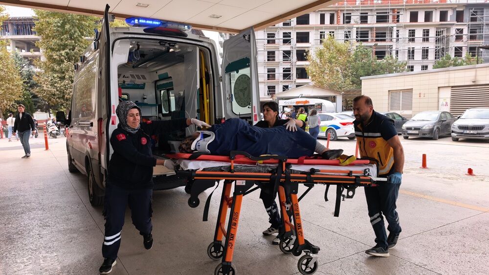 Otobüsün çarpmasıyla ağır yaralanan kadın, hayat mücadelesini kaybetti